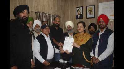 Members of the Ludhiana Goods’ Transport Association handing over a letter to district revenue officer Ankita Agarwal. (HT photo) Members of the Ludhiana Goods’ Transport Association handing over a letter to district revenue officer Ankita Agarwal. (HT photo)