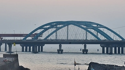 Mumbai, India – Nov 27, 2024: Second Girder installed at Worli, which connects to Coastal Road to Bandra Worli Sea-link, in Mumbai, India, on Wednesday, Nov 27, 2024. (Photo by Bhushan Koyande/HT Photo) Mumbai, India – Nov 27, 2024: Second Girder installed at Worli, which connects to Coastal Road to Bandra Worli Sea-link, in Mumbai, India, on Wednesday, Nov 27, 2024. (Photo by Bhushan Koyande/HT Photo)
