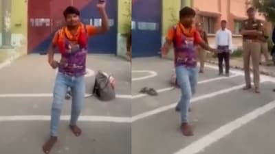 Man in Uttar Pradesh celebrated his jail release with a lively dance outside Kannauj Jail. (X/@KpPatha19731260) Man in Uttar Pradesh celebrated his jail release with a lively dance outside Kannauj Jail. (X/@KpPatha19731260)