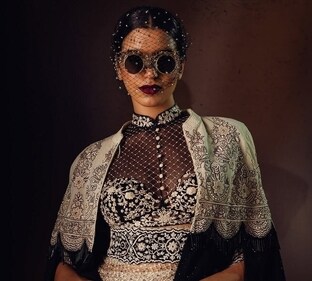 Opt for the crystal birdcage veil headband that will give the look of an embellished face (Photo: Instagram) Opt for the crystal birdcage veil headband that will give the look of an embellished face (Photo: Instagram)
