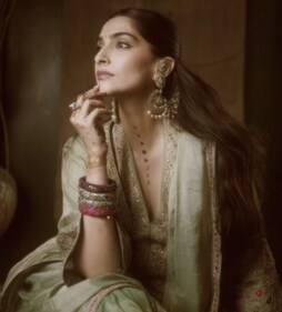 Sonam A Kapoor opts for golden stick-on moon jewellery pieces (Photo: Instagram) Sonam A Kapoor opts for golden stick-on moon jewellery pieces (Photo: Instagram)