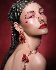 Embrace quirky red and golden stick-on jewellery for your face (Photo: Instagram) Embrace quirky red and golden stick-on jewellery for your face (Photo: Instagram)