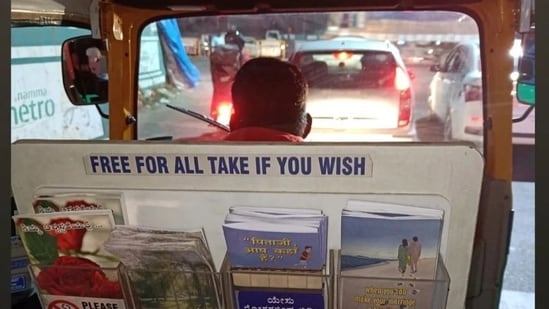 Bengaluru auto driver's ‘mini-library on wheels’. (LinkedIn/Ravilla Lokesh)