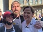 Ben Affleck and Jennifer Garner were spotted volunteering at a Los Angeles charity serving Thanksgiving meals to the homeless. 