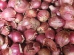 Onions were sold for  <span class='webrupee'>₹</span>39 on Swiggy Instamart yesterday