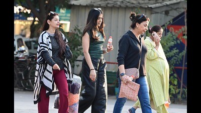 Despite cooler nights, the day temperature continues to remain unaffected. In fact, the maximum temperature rose from 26.8°C on Thursday to 27.1°C on Friday, 1.8 degrees above normal. (Keshav Singh/HT) Despite cooler nights, the day temperature continues to remain unaffected. In fact, the maximum temperature rose from 26.8°C on Thursday to 27.1°C on Friday, 1.8 degrees above normal. (Keshav Singh/HT)