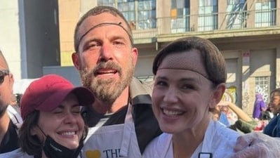 Ben Affleck and Jennifer Garner were spotted volunteering at a Los Angeles charity serving Thanksgiving meals to the homeless. (Pic- X) Ben Affleck and Jennifer Garner were spotted volunteering at a Los Angeles charity serving Thanksgiving meals to the homeless. (Pic- X)