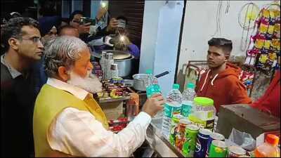 Haryana minister Anil Vij during the surprise inspection at Kaithal bus stand. (HT Photo)