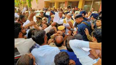 Haryana transport, labour and power minister Anil Vij on Friday heard 17 grievances during the grievance redressal meeting in Sirsa and resolved nine grievances (HT Photo)