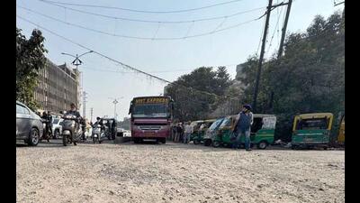The damaged road from bus stand to Bharat Nagar Chowk in a bad condition in Ludhiana. (Gurpreet Singh/HT) The damaged road from bus stand to Bharat Nagar Chowk in a bad condition in Ludhiana. (Gurpreet Singh/HT)