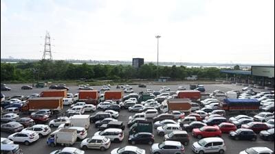 The stretch from DND Flyway to Mahamaya Flyover sees frequent snarls as the eight-lane road suddenly narrows down into four lanes and the traffic at that point diverges towards three different directions. (Sunil Ghosh/HT Photo) The stretch from DND Flyway to Mahamaya Flyover sees frequent snarls as the eight-lane road suddenly narrows down into four lanes and the traffic at that point diverges towards three different directions. (Sunil Ghosh/HT Photo)