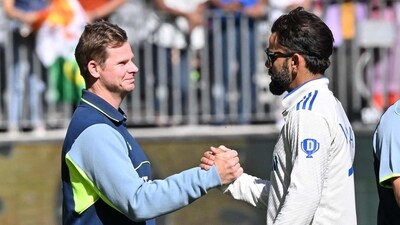 Steve Smith and Virat Kohli at the end of the first BGT match in Perth's Optus Stadium. (AFP)