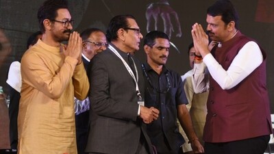 Devendra Fadnavis, former deputy CM of Maharashtra, with actor Amir Khan at the State of Bharatiya Jain Sanghat Samamel. (HT Photo) Devendra Fadnavis, former deputy CM of Maharashtra, with actor Amir Khan at the State of Bharatiya Jain Sanghat Samamel. (HT Photo)