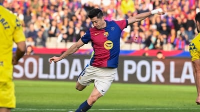 Barcelona's Polish forward #09 Robert Lewandowski (C) shoots past Las Palmas' Scottish defender #15 Scott McKenna. (Photo by Josep LAGO / AFP) (AFP) Barcelona's Polish forward #09 Robert Lewandowski (C) shoots past Las Palmas' Scottish defender #15 Scott McKenna. (Photo by Josep LAGO / AFP) (AFP)