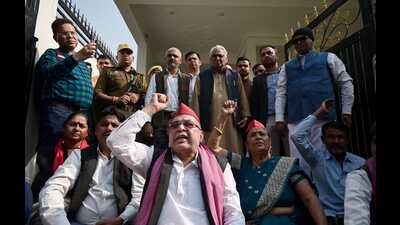 Leader of Opposition in the state assembly Mata Prasad Pandey and SP leader Ravidas Mehrotra protesting in Lucknow on Saturday. (Mushtaq Ali/HT photo) Leader of Opposition in the state assembly Mata Prasad Pandey and SP leader Ravidas Mehrotra protesting in Lucknow on Saturday. (Mushtaq Ali/HT photo)