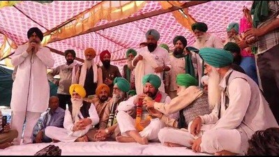 Samyukta Kisan Morcha (Non-Political) Jagjit Singh Dallewal giving water to Sukhjit Singh Hardojhande, who on Saturday ended his fast-unto-death, which he began on November 26. (HT) Samyukta Kisan Morcha (Non-Political) Jagjit Singh Dallewal giving water to Sukhjit Singh Hardojhande, who on Saturday ended his fast-unto-death, which he began on November 26. (HT)