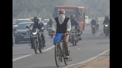 Citizens have reported increased breathing difficulties, irritation in the eyes, and other health-related issues due to the worsening air quality.  (HT PHOTO)