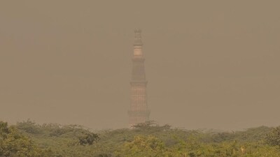 Qutub Minar shrouded in early morning smog in New Delhi on Saturday. (Vipin Kumar/HT Photo) Qutub Minar shrouded in early morning smog in New Delhi on Saturday. (Vipin Kumar/HT Photo)