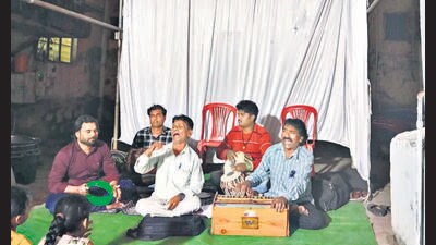 Gautam Awad’s troupe is hired by grassroots communities to mark occasions as varied as Republic Day, weddings or funerals. (HT Photo) Gautam Awad’s troupe is hired by grassroots communities to mark occasions as varied as Republic Day, weddings or funerals. (HT Photo)