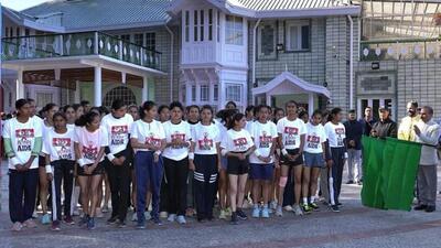 Himachal CM Sukhvinder Singh Sukhu flagging off a marathon to raise awareness about HIV on the World AIDS Day, from Oakover in Shimla. (HT Photo)