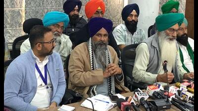 KMM leader Sarwan Singh Pandher (C) during a press conference in Chandigarh on Sunday. (HT Photo) KMM leader Sarwan Singh Pandher (C) during a press conference in Chandigarh on Sunday. (HT Photo)