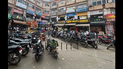 Many hawkers are putting up stalls on the main Satara Road from Market Yard to Katraj and disturbing traffic flow but no one is objecting to it, residents said. (REPRESENTATIVE PIC)