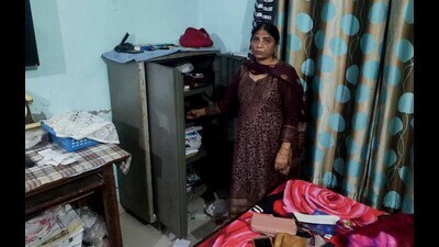 Samrala resident Jaswinder Kaur yielding about the burglary on Sunday in Ludhiana. (HT Photo)