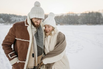 Staying cosy and snuggling with each other is a romantic winter dream. (Pexels)
