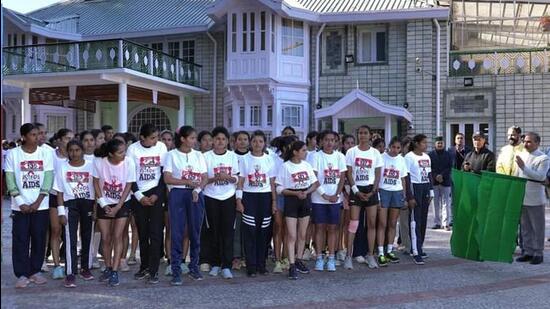 Himachal CM Sukhvinder Singh Sukhu flagging off a marathon to raise awareness about HIV on the World AIDS Day, from Oakover in Shimla. (HT Photo)