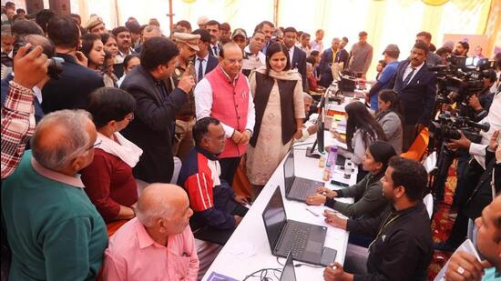LG VK Saxena was accompanied by West Delhi MP Kamaljeet Sehrawat and former Delhi minister Kailash Gahlot. (HT Photo)