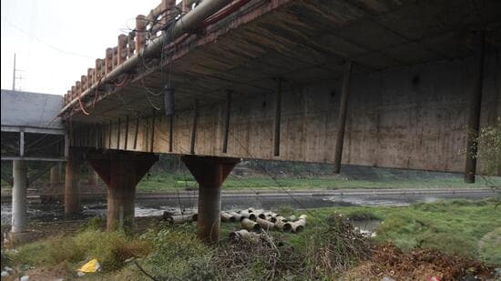 While bearings are generally required to be replaced every 15 to 20 years, the bearings of some bridges in Pune are being replaced for the first time in 35 years. (MAHENDRA KOLHE/HT PHOTO)