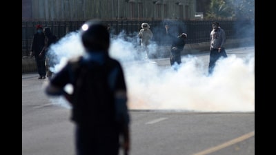 A supporter of the jailed former Pakistani Prime Minister Imran Khan's party Pakistan Tehreek-e-Insaf (PTI) throws an object towards security force personnel during a protest rally demanding Khan's release, in Islamabad, Pakistan, November 26, 2024. REUTERS/Waseem Khan (REUTERS) A supporter of the jailed former Pakistani Prime Minister Imran Khan's party Pakistan Tehreek-e-Insaf (PTI) throws an object towards security force personnel during a protest rally demanding Khan's release, in Islamabad, Pakistan, November 26, 2024. REUTERS/Waseem Khan (REUTERS)