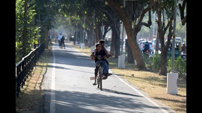 As per weather forecast, the temperature is likely to rise even further on Tuesday. (Ravi Kumar/HT) As per weather forecast, the temperature is likely to rise even further on Tuesday. (Ravi Kumar/HT)