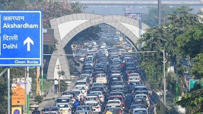 Delhi Police put up barricades at the Chilla border, causing a long jam. (Sunil Ghosh/HT Photo) Delhi Police put up barricades at the Chilla border, causing a long jam. (Sunil Ghosh/HT Photo)