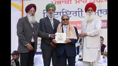 Faqir Chand Shukla honoured with Children Literature Award in Ludhiana on Monday. (Hindustan Times)