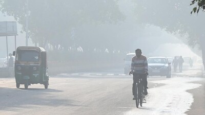 The AQI dropped on Sunday below 300 for the first time in 32 days, aided by northwesterly winds and sunlight. (HT FILE PHOTO) (HT_PRINT) The AQI dropped on Sunday below 300 for the first time in 32 days, aided by northwesterly winds and sunlight. (HT FILE PHOTO) (HT_PRINT)