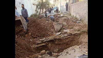 Officials of the Ludhiana Improvement Trust during an anti-encroachment drive in Shaheed Bhagat Singh Nagar. (HT Photo)