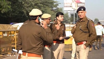 Farmers' march: Police personnel deployed at Chilla border after security was heightened in view of farmers' protest march towards Delhi. (PTI) Farmers' march: Police personnel deployed at Chilla border after security was heightened in view of farmers' protest march towards Delhi. (PTI)
