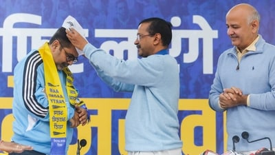 Motivational speaker and educationist Avadh Ojha joins AAP in the presence of AAP convener Arvind Kejriwal and senior leader Manish Sisodia at party office, in New Delhi. (PTI)