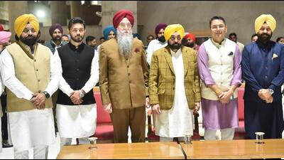 Punjab Vidhan Sabha speaker Kultar Singh Sandhwan on Monday administered the oath of office to the newly elected MLAs of Chabbewal, Dera Baba Nanak and Gidderbaha assembly constituencies. (HT Photo)