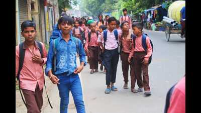 Students of Chhittupur Primary School, Varanasi, without shoes (Rajesh Kumar/HT Photo) Students of Chhittupur Primary School, Varanasi, without shoes (Rajesh Kumar/HT Photo)