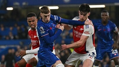 Chelsea's English midfielder Cole Palmer vies with Arsenal's English midfielder Declan Rice. (Photo by Glyn KIRK / AFP) (AFP) Chelsea's English midfielder Cole Palmer vies with Arsenal's English midfielder Declan Rice. (Photo by Glyn KIRK / AFP) (AFP)