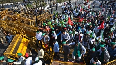 Protesting farmers from Punjab break the police barricades near Noida's Dalit Prerna Sthal to move towards Delhi. (Sunil Ghosh/HT) Protesting farmers from Punjab break the police barricades near Noida's Dalit Prerna Sthal to move towards Delhi. (Sunil Ghosh/HT)