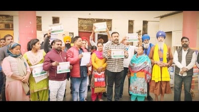 Workers also demanded identity cards and paid sick leaves without any deductions. (HT Photo) Workers also demanded identity cards and paid sick leaves without any deductions. (HT Photo)