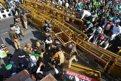 Police officials try to keep the farmers from crossing the broken barriers. (Sunil Ghosh/HT) Police officials try to keep the farmers from crossing the broken barriers. (Sunil Ghosh/HT)