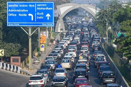Massive traffic jam in Noida on the road leading to Delhi. (Sunil Ghosh/HT Photo) Massive traffic jam in Noida on the road leading to Delhi. (Sunil Ghosh/HT Photo)
