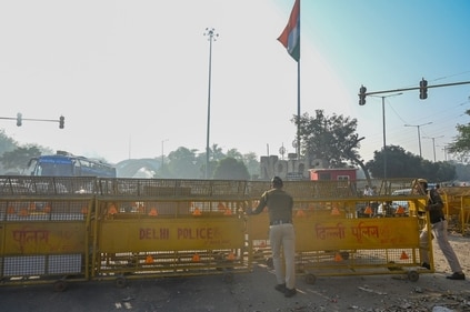 Cops have put up barricades on most roads leading from Noida to Delhi. (Sunil Ghosh/HT Photo) Cops have put up barricades on most roads leading from Noida to Delhi. (Sunil Ghosh/HT Photo)
