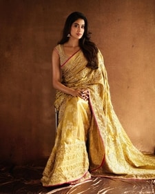 Wearing a gold Kanjeevaram saree, Janhvi Kapoor looks like a goddess (Photo: Instagram) Wearing a gold Kanjeevaram saree, Janhvi Kapoor looks like a goddess (Photo: Instagram)