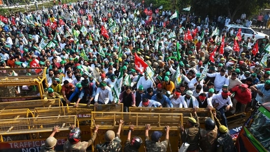 Protesting farmers break police barricades to move towards Delhi. (Sunil Ghosh/HT)
