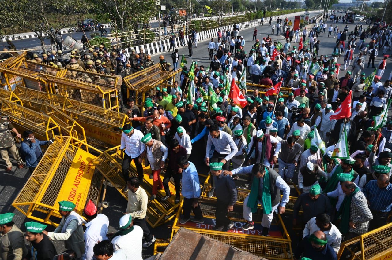 Protesting farmers leave site after breaking barricades in Noida ...